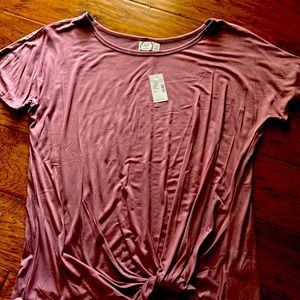 Maurice’s knotted tshirt